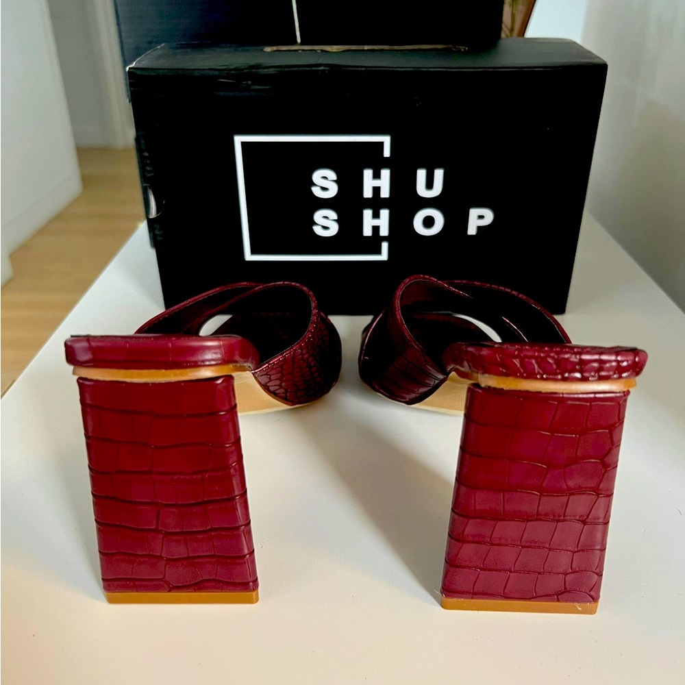 Shu Shop WINE CROCO heels.